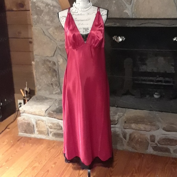 Secret Treasures Other - Beautiful red satin nightgown